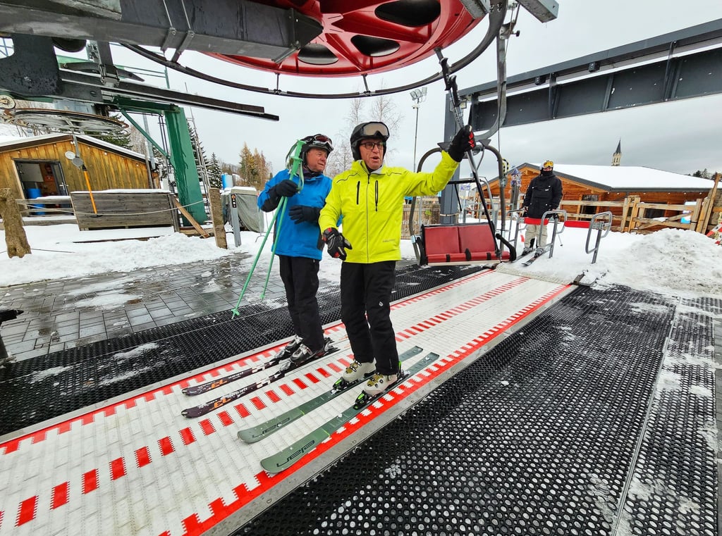 Die ersten Skifahrer sind auf den Liften unterwegs.