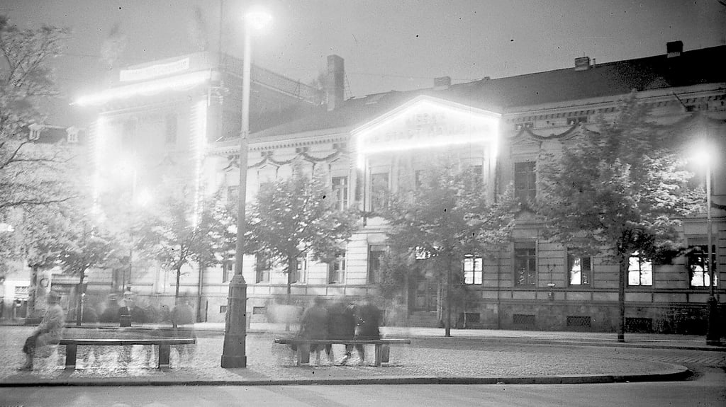 Auch abends weithin sichtbar residierte am Riebeckplatz das Vorgängerunternehmen der Havag, die Werke der Stadt Halle AG, Abteilung Straßenbahn (WEHAG). Das Foto entstand 1934.
