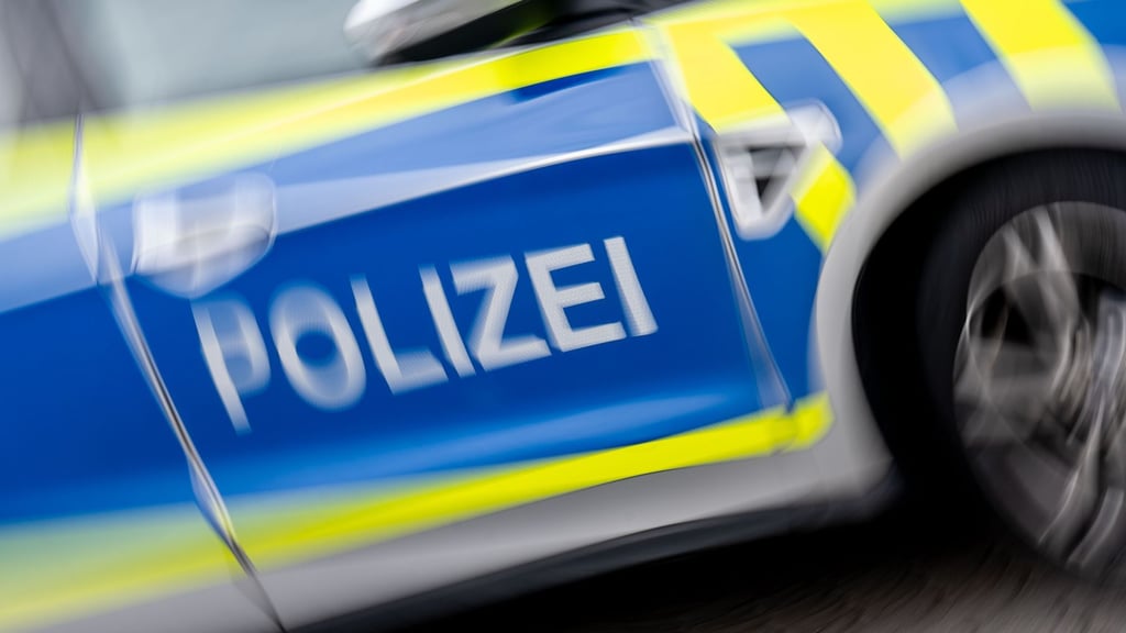 Fußgänger wird am Rennbahnkreuz in Halle von Straßenbahn erfasst.