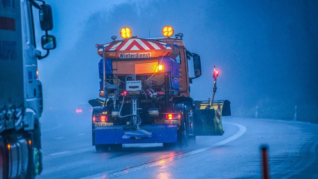 Die Straßen sind auch im Saalekreis teils glatt. Auf der Autobahn A38 sorgte Glätte in der Nacht zu Montag für einen Unfall mt mehreren LKW.&nbsp;