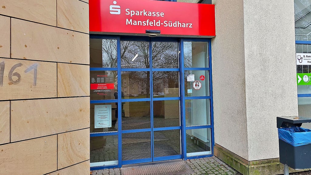 Der Eingang der Sparkasse in Südwest. Hier wurden Automaten abgebaut.