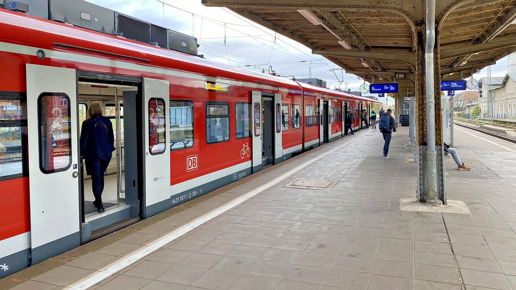 Es könnte so einfach sein: In Schönebeck mit der Schulklasse einsteigen und weiterfahren. Doch so ist es leider nicht. Die Deutsche Bahn lehnt es ab, die Schüler bei ihrem Theater-Ausflug im Advent zu transportieren.&nbsp;