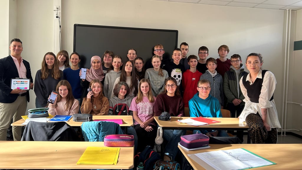 Volksstimme-Reporterin Lena Bellon sprach mit Magdeburger Schülern über die Aufgaben einer Zeitung und die Unterschiede zu sozialen Medien. 