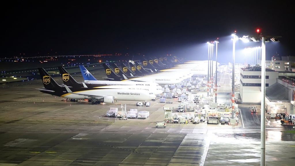 Die beiden Männer schlugen die Scheibe eines Notschalters ein.