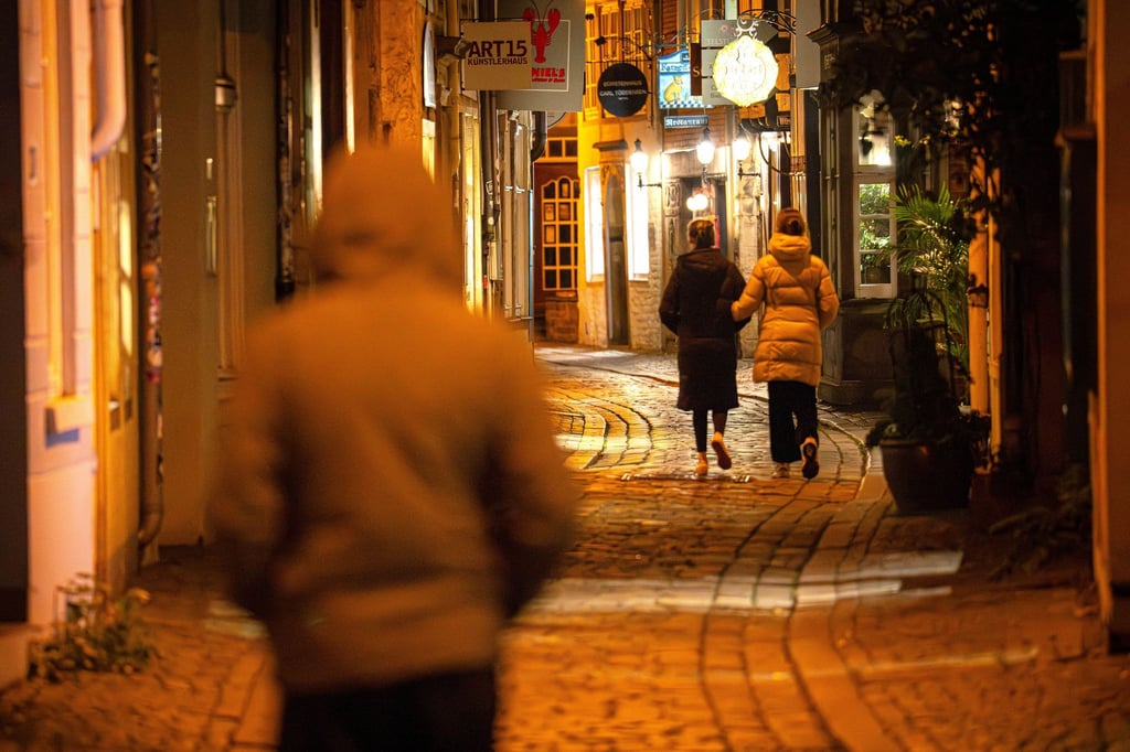Dass Gefahr für Frauen besonders bei Dunkelheit im öffentlichen Raum droht, ist nach Einschätzung mehrerer Hilfseinrichtungen ein Mythos. (Symbolbild)