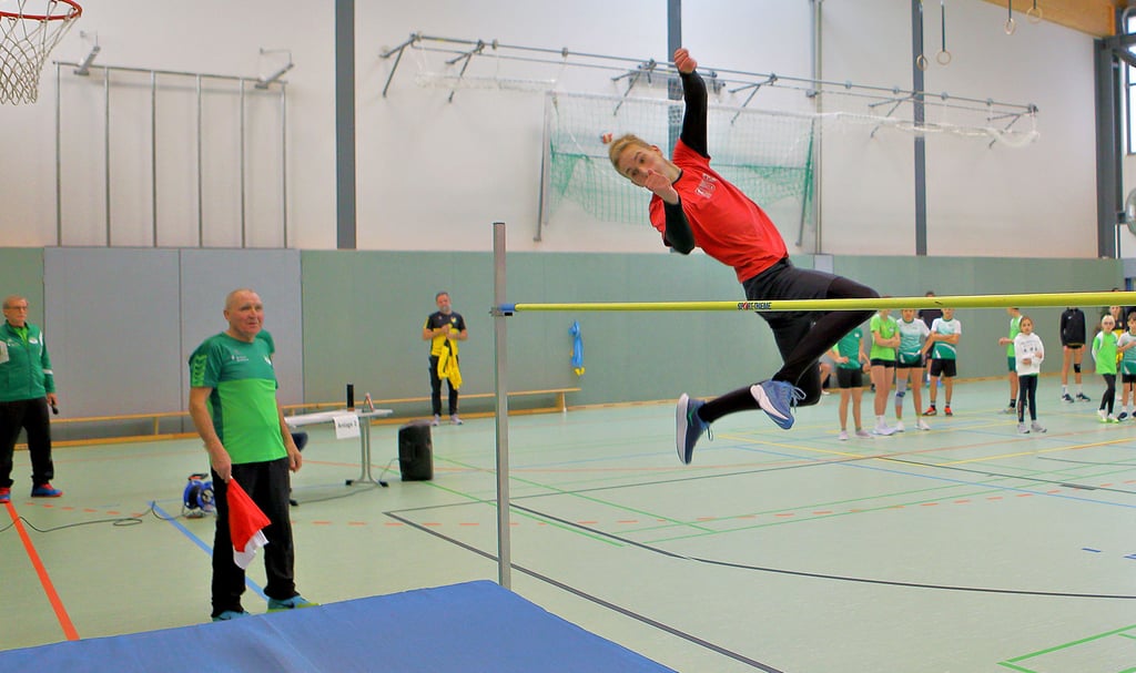 Felix Maximilian Hinze – hier beim Einspringen in Bad Schmiedeberg – gewinnt die Kreismeisterschaften im Hochsprung. 