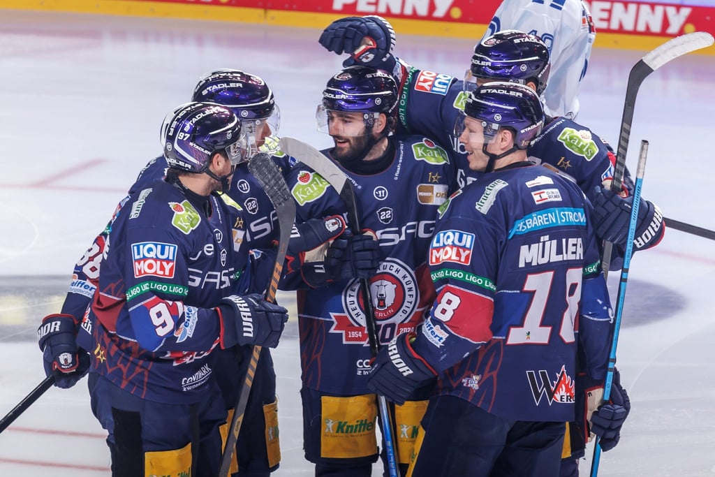 Angreifer Liam Kirk (M.) feierte mit den Eisbären Berlin einen überzeugenden Sieg beim Tabellenführer Straubing.