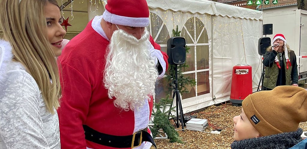 Der Weihnachtsmann wird – wie hier in  Fleetmark –  auch bei Märkten  2025 präsent sein. 