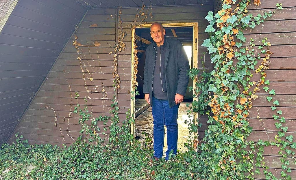 Die Finnhütten  auf dem Gelände der ehemaligen Gaststätte „Haus am Wald“ sind überwuchert und marode wie Einrichtungsleiter Matthias Faust zeigt.