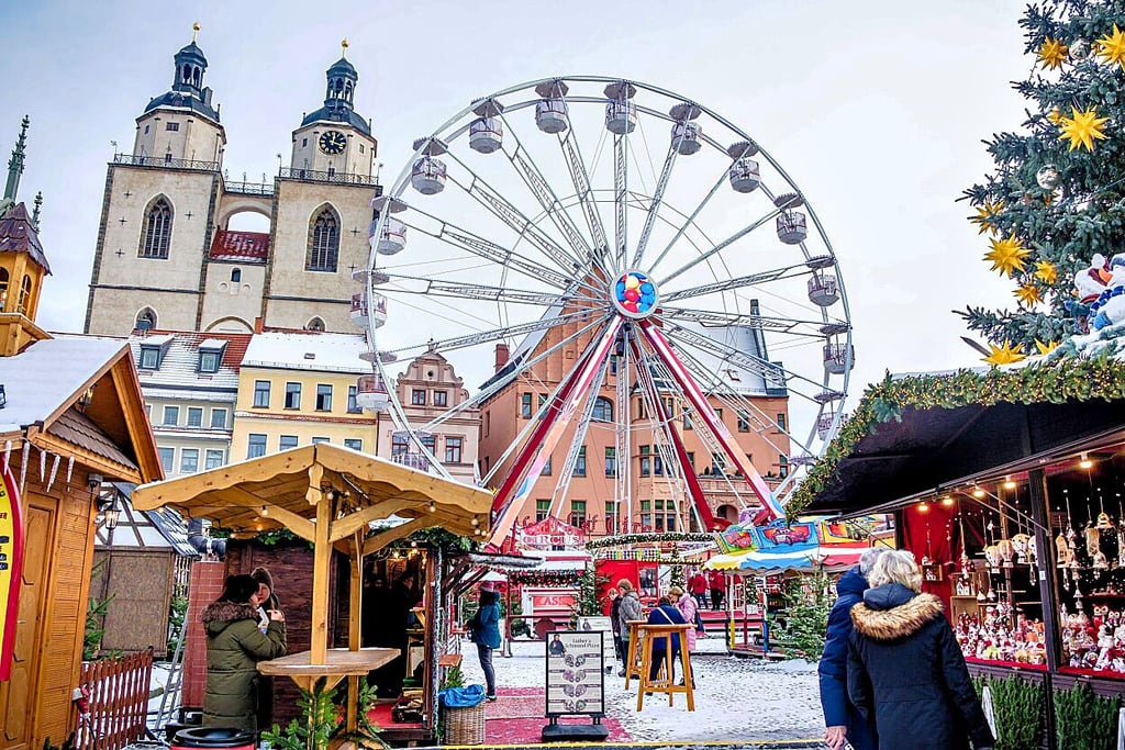 Wittenbergs Weihnachtsmarkt vor der Eröffnung am Montagabend. Einige Besucher schauen sich bereits um.  