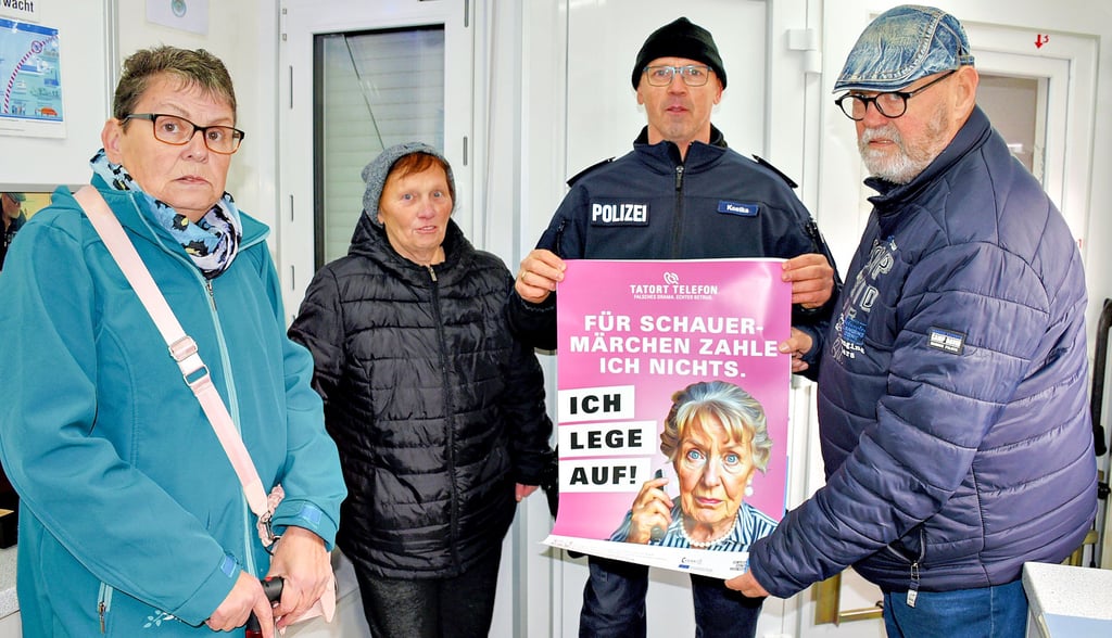 Der Regionalbereichsbeamte der Egelner Mulde, Polizeimeister Mario Kostka, stellte dem Seniorenbeauftragten der Egelner Mulde, Frank Habich, dessen Frau Birigt (l.) und Renate Meyer aus Etgersleben das Plakat für die Kampagne zur Aufklärung der Gefahren des Enkeltricks vor. 