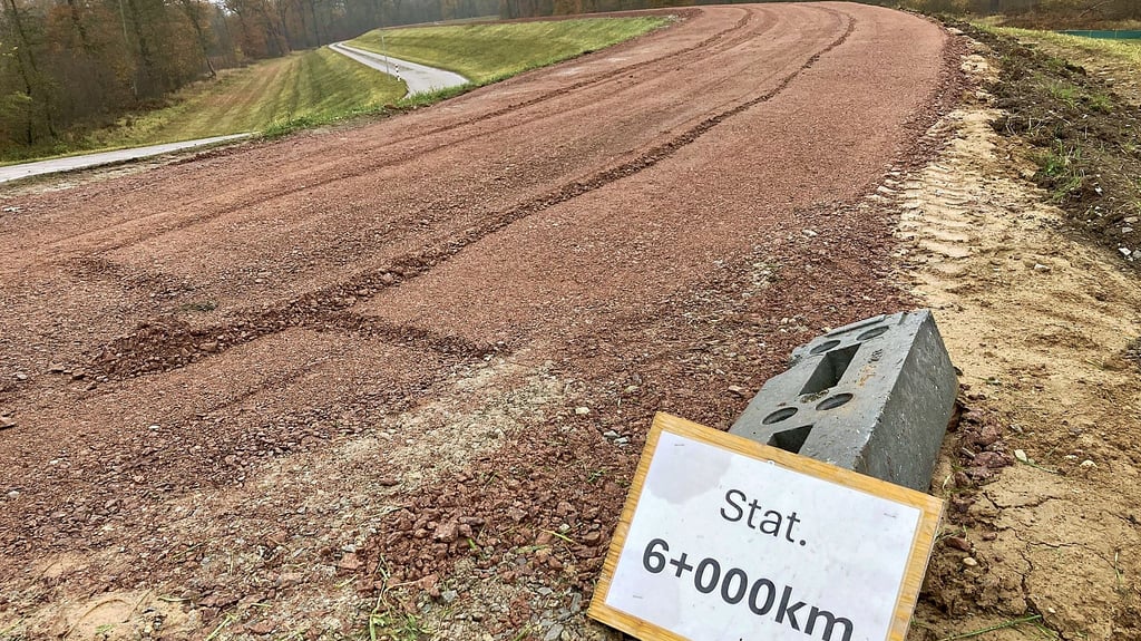 Die Krone des 2016 seiner Bestimmung übergebenen neuen Deich zwischen Aken und Breitenhagen erfährt bis Mai nächsten Jahres schon wieder eine Sanierung.  Es war  auf einer Strecke von fünf Kilometern zu Setzungserscheinungen gekommen. 