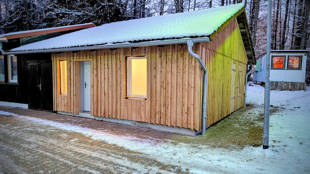 Im Rahmen der Sanierung des Dorfgemeinschaftshauses in Tanne erhielt das Gebäude auch einen neuen Holzbeschlag.