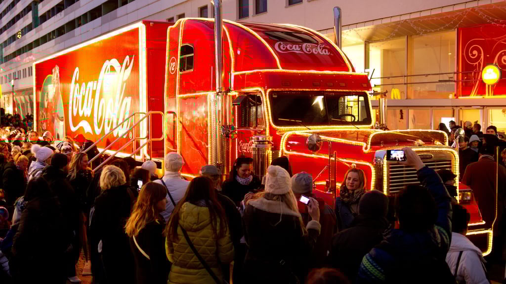 Sie locken zahlreiche Schaulustige und Weihnachtsfans: Auch 2025 gehen die Coca-Cola-Trucks im Advent auf Tour durch Deutschland.&nbsp;