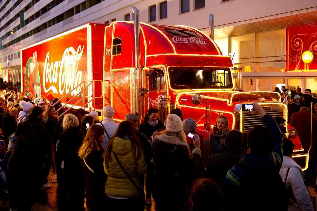 Sie locken zahlreiche Schaulustige und Weihnachtsfans: Auch 2025 gehen die Coca-Cola-Trucks im Advent auf Tour durch Deutschland.