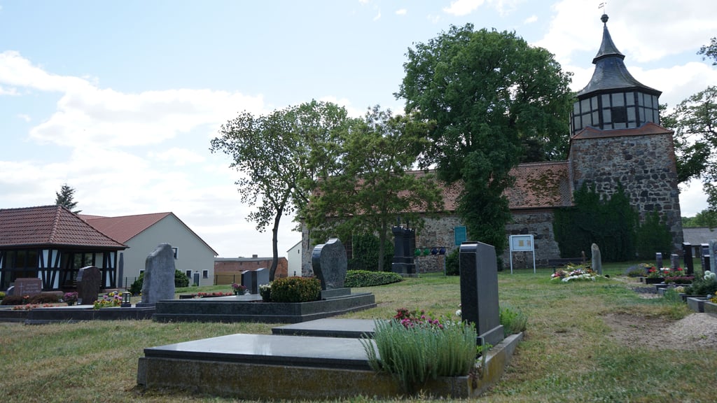 Erdbestattungen, wie hier auf dem Farsleber Friedhof, werden in Wolmirstedt von Bestattungsunternehmen vorgenommen.