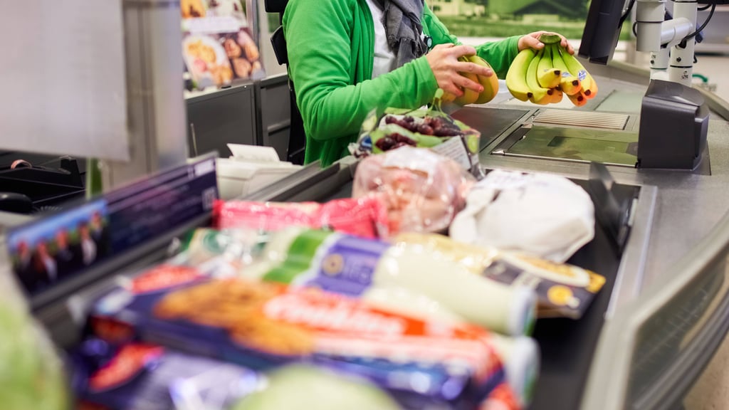 In Supermärkten warten auf die Kunden zahlreiche Fallen, die sie dazu bringen sollen, mehr Geld auszugeben. Wer sie kennt, kann Geld sparen.