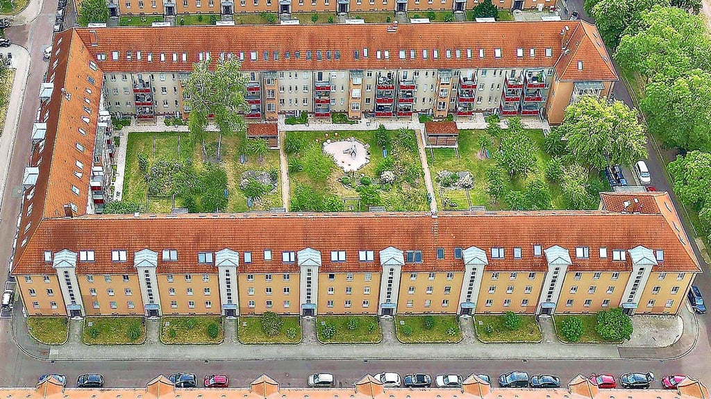 Begrünte, neu modellierte und mit Regenwasser versorgte Innenhöfe im halleschen Lutherviertel. 