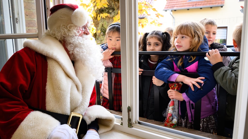 Kinder freuen sich, wenn sie ihn sehen: den Weihnachtsmann. Ob sie an ihn glauben oder nicht - er gehört zum Weihnachtsfest einfach dazu. Aber wo kommen die Bärtigen her?