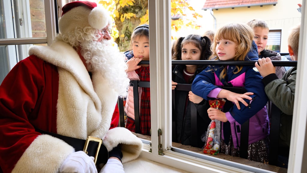 Kinder freuen sich, wenn sie ihn sehen: den Weihnachtsmann. Ob sie an ihn glauben oder nicht - er gehört zum Weihnachtsfest einfach dazu. Aber wo kommen die Bärtigen her?