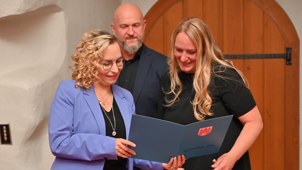  Doreen Uhde (rechts) wird von Bürgermeisterin Grit Matz und Ortsbürgermeister Martin Niemann geehrt.