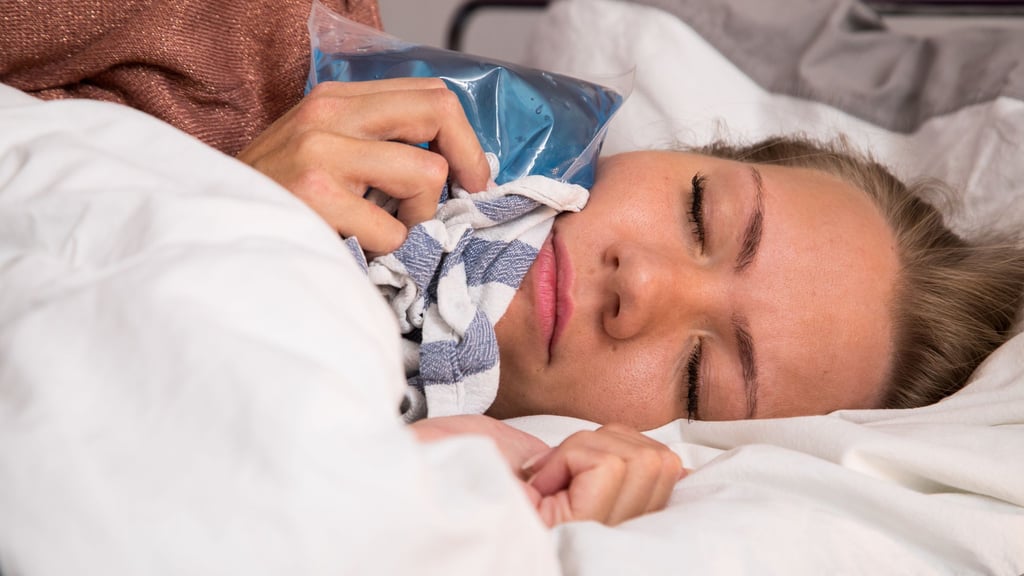 Wenn der Zahn einem die Nachtruhe raubt, kann ein Kühlpack im Tuch Linderung verschaffen.