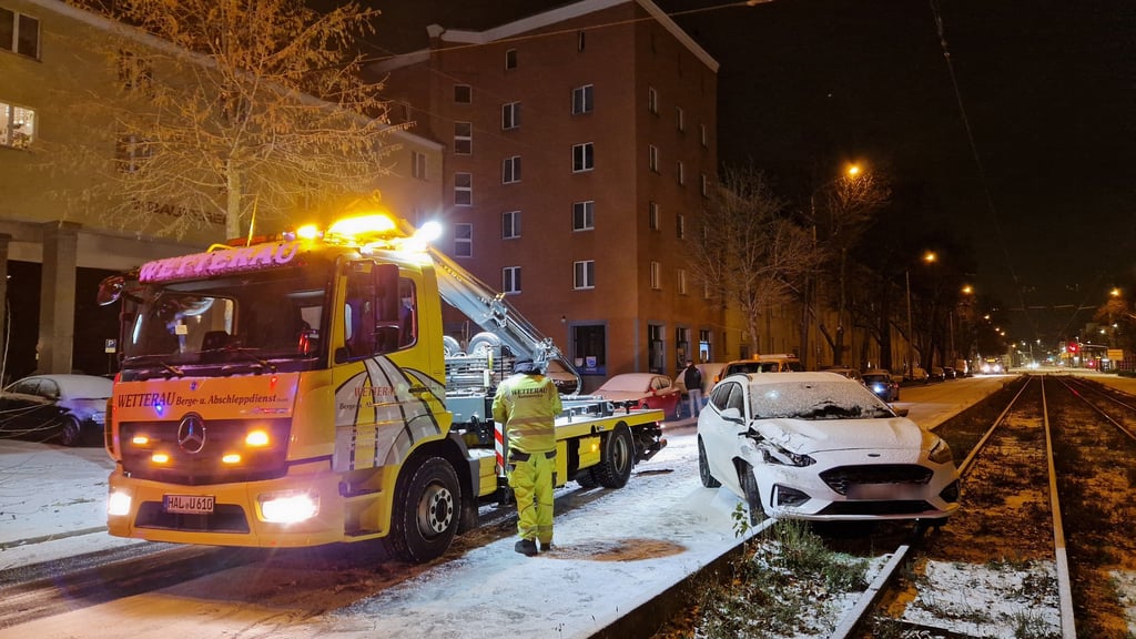 In der Merseburger Straße in Halle kam es in der Nacht zum Montag zu einem Verkehrsunfall. Bei Schnee und Glätte rutschte ein Kleinwagen offenbarn och auf Sommerreifen in ein Fahrzeug der Maltester.&nbsp;