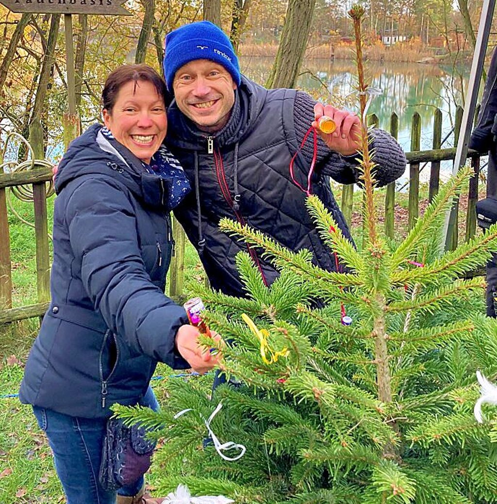 Beim Weihnachtstauchen am Steinbruchsee in Pretzien wird wieder ein Weihnachtsbaum versenkt und unter Wasser geschmückt.  