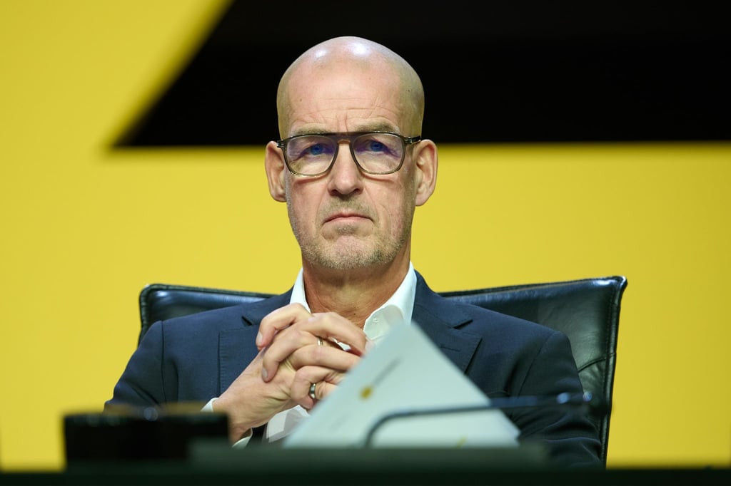 Bedröppelte Miene bei BVB-Geschäftsführer Carsten Cramer wegen des Wahlergebnisses für den neuen Vereinspräsidenten Hans-Joachim Watzke.
