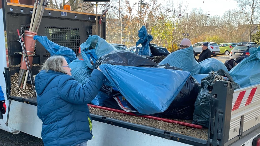 Eine Wagenladung voller Müll sammelt die Teilnehmer bei der Aktion in Genthin. 