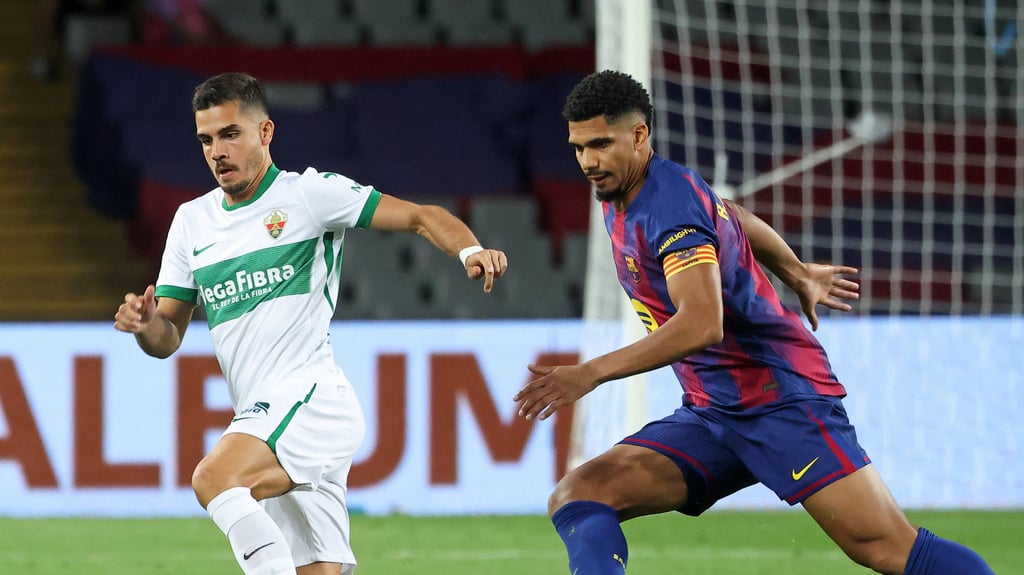 André Silva (l.) im Zweikampf mit&nbsp;Ronald Araujo vom FC Barcelona.&nbsp;