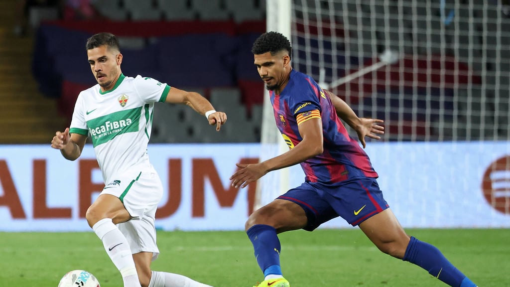André Silva (l.) im Zweikampf mit Ronald Araujo vom FC Barcelona. 