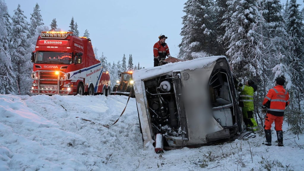 Der Bus kippte in der Nähe von Vilhelmina im Norden von Schweden von einer Schnellstraße.