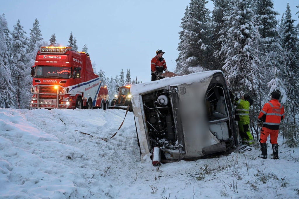 Der Bus kippte in der Nähe von Vilhelmina im Norden von Schweden von einer Schnellstraße.