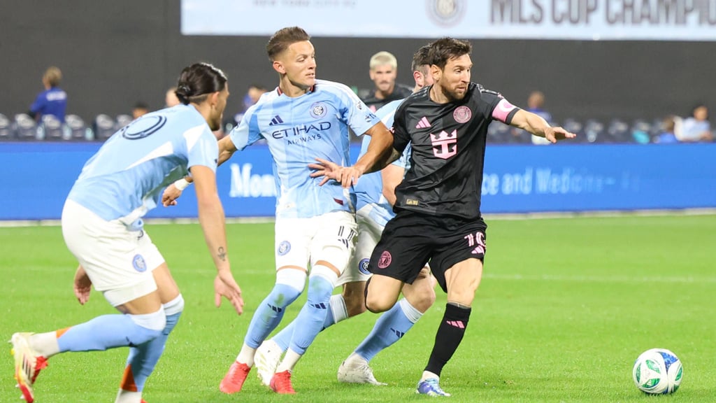 Weltmeister Lionel Messi (r.) von Inter Miami hält sich Hannes Wolf vom Leib.