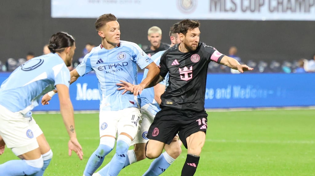 Weltmeister Lionel Messi (r.) von Inter Miami hält sich Hannes Wolf vom Leib.