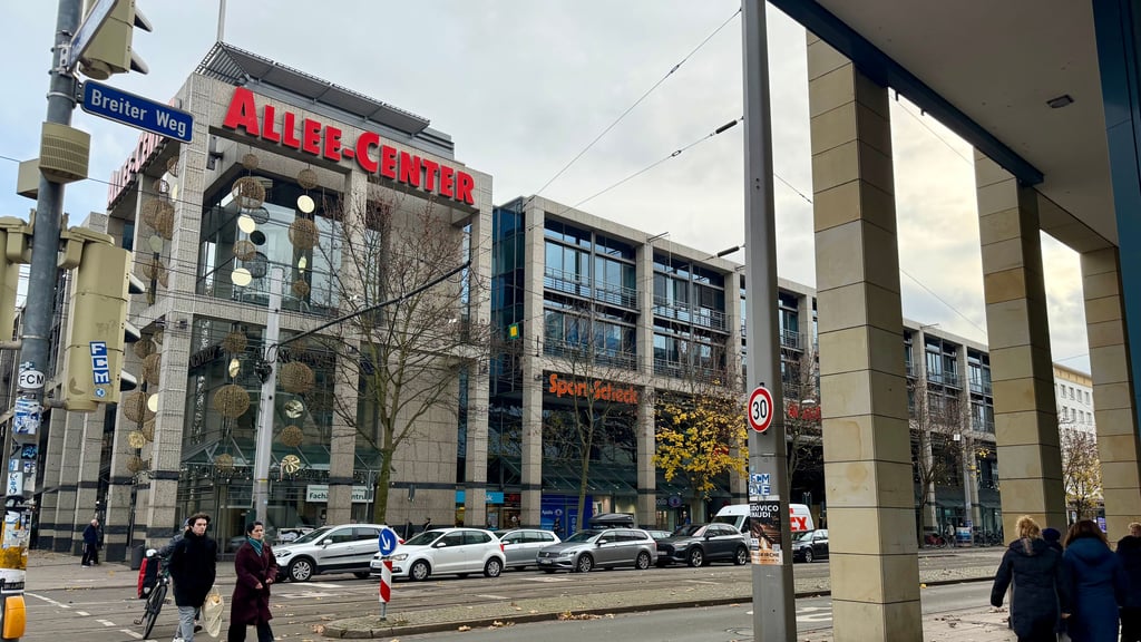 Der Breite Weg ist Magdeburgs Shopping-Meile. Ankerpunkt ist das Allee-Center. Doch der Einzelhandel leidet unter den zahlreichen Baustellen in der Stadt.&nbsp;Eine Idee, die Innenstadt zu stärken, ist im Stadtrat dennoch durchgefallen.