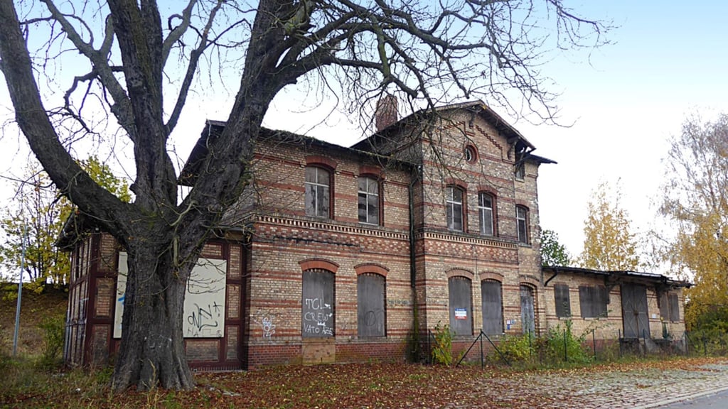 Dieser Bahnhof in Aschersleben im Salzlandkreis wird bald versteigert. Das Mindestgebot für das Objekt ist sehr niedrig.