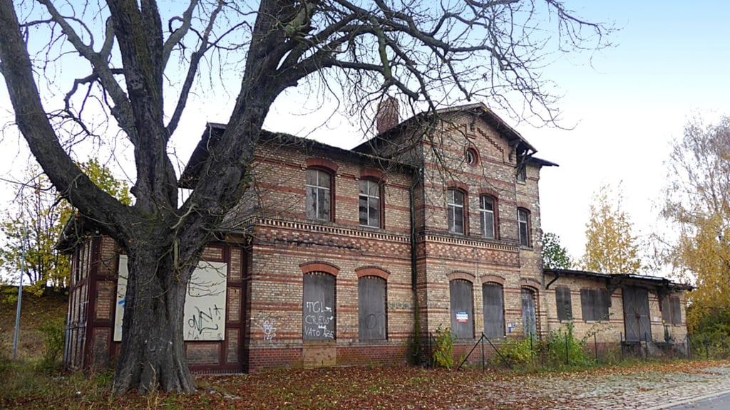 Dieser Bahnhof in Aschersleben im Salzlandkreis wird bald versteigert. Das Mindestgebot für das Objekt ist sehr niedrig.