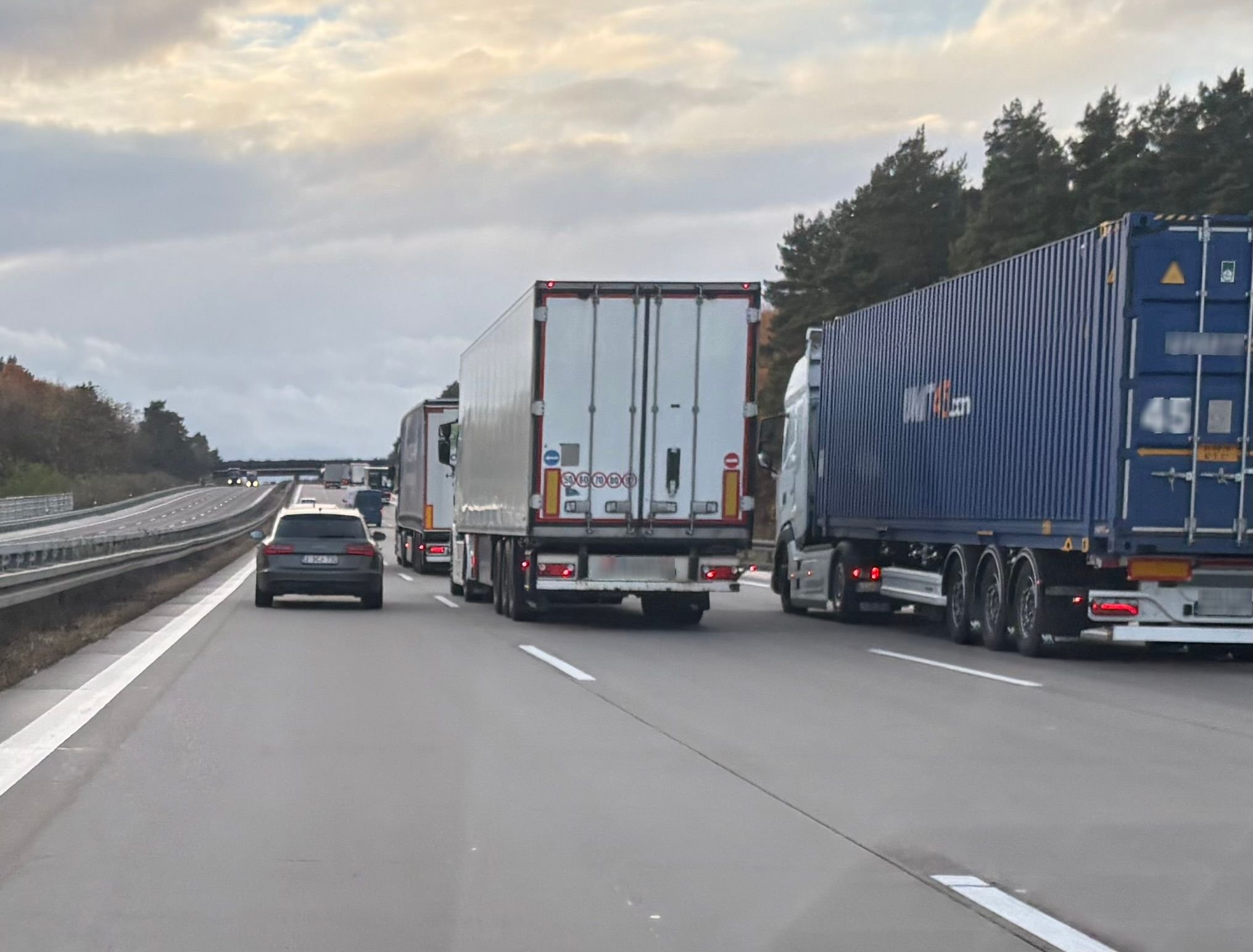 Heftige Strafe am Amtsgericht Burg: Testfahrer von VW verursacht Unfall auf der A2 bei Theeßen: Ausbremsen geht schief und endet in Crash