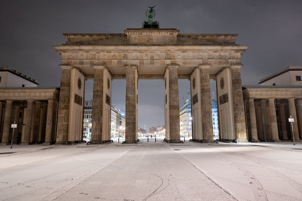 Der erste Schnee des Winters in Berlin fiel in der Nacht zum Montag.