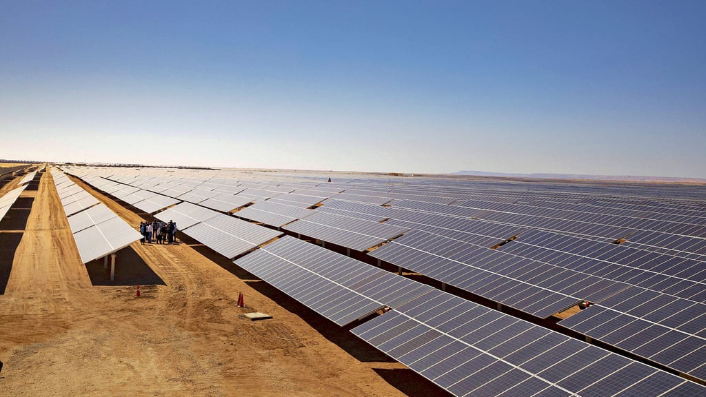 Verhältnisse wie hier in Ägypten gibt es in Schmon noch nicht. Doch auch in der „Schmoner Wüste“ soll ein riesiger Solarpark entstehen. Die Vorstellung des Projekts lockt viele nach Oberschmon. Doch Fragen zu Boden, Landwirtschaft und Trassenführung bremsen die Euphorie. 