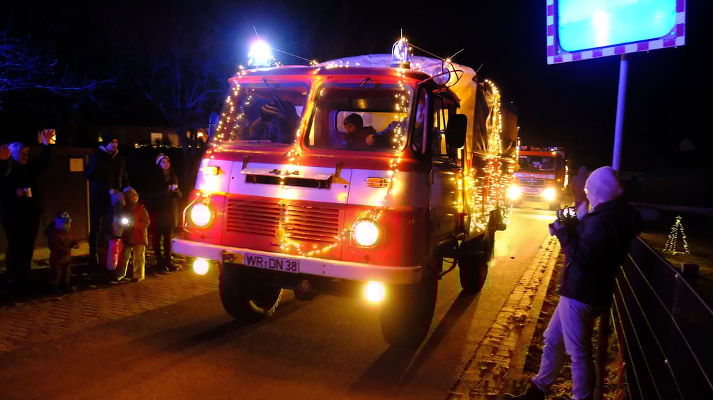 Zur Lichterfahrt der Freiwilligen Feuerwehr Derenburg schlängeln sich am Samstag, 29. November 2025, wieder alte und neue Fahrzeuge, bunt beleuchtet, durch das Harzstädchen. 