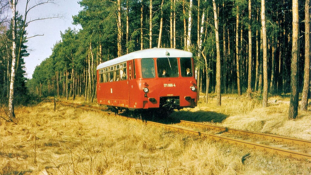 Ein Triebwagen BR 172 066 ist im Jahr 1988 bei Jerichow unterwegs.