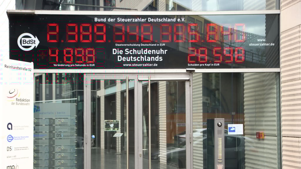 Die wohl bekannteste Schuldenuhr Deutschlands hängt in Berlin. Soll Halle eine eigene bekommen?