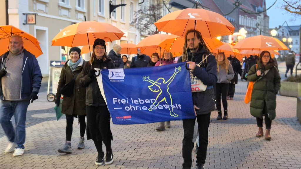 Circa 40 Menschen haben sich am Dienstag, 25. November, am Orange Walk in Stendal beteiligt. Mit der Aktion wird zur Beendigung der Gewalt gegen Frauen aufgerufen.