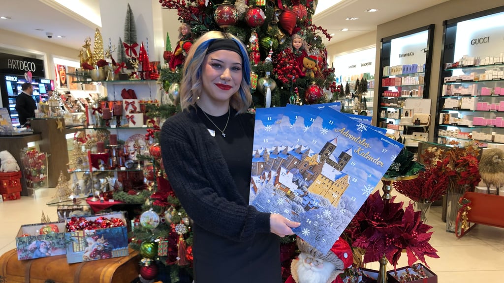 Emi Richter, Visagistin und Fachverkäuferin in der Parfümerie Flair, präsentiert den  Quedlinburger Adventsloskalender 2025.