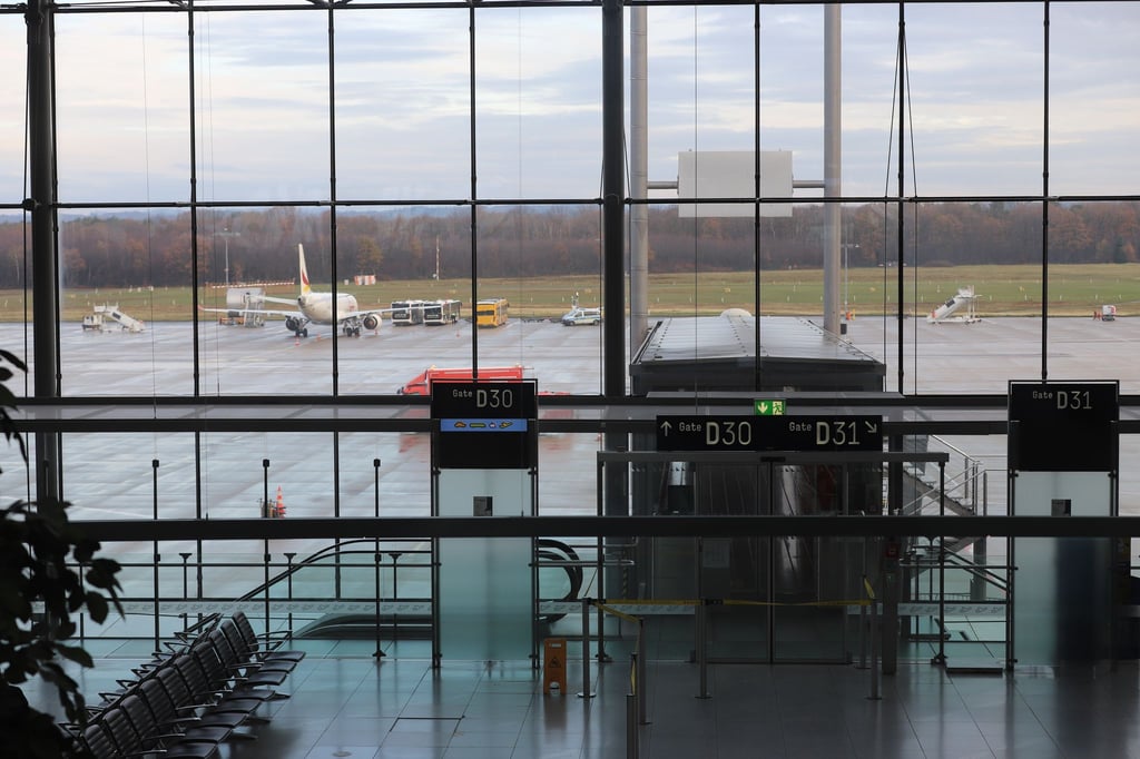 Notausgänge führen zum Rollfeld.