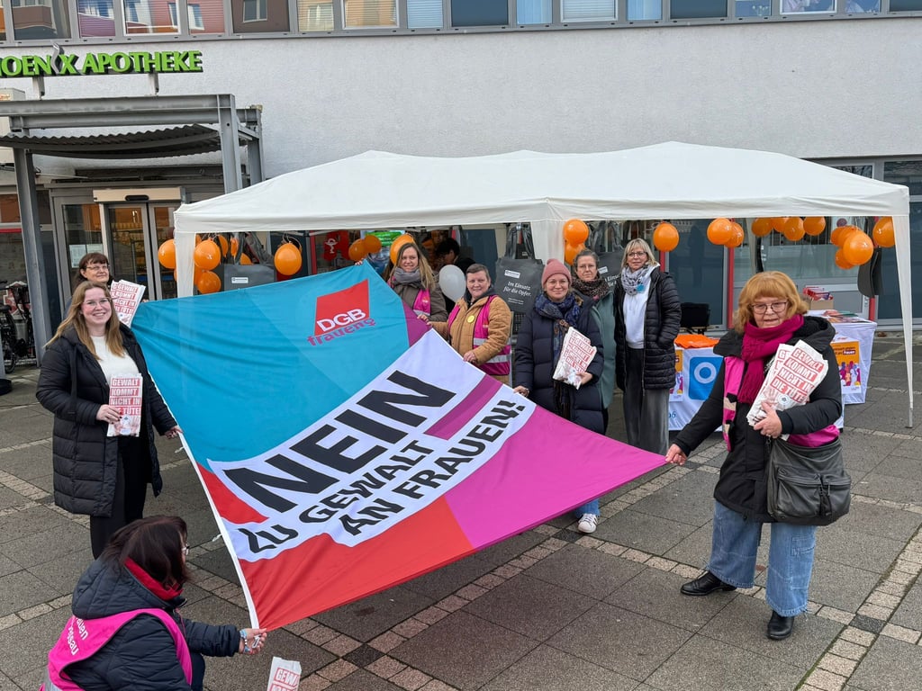Vor dem Gesundheitszentrum in der Silberhöhe wurde über Hilfsangebote für Frauen, denen Gewalt angetan wird, informiert. Und zugleich mehr Zivilcourage gefordert. 