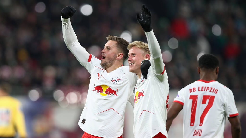 Christoph Baumgartner beglückwünscht Xaver Schlager (r.) zu seinem Tor gegen Bremen.